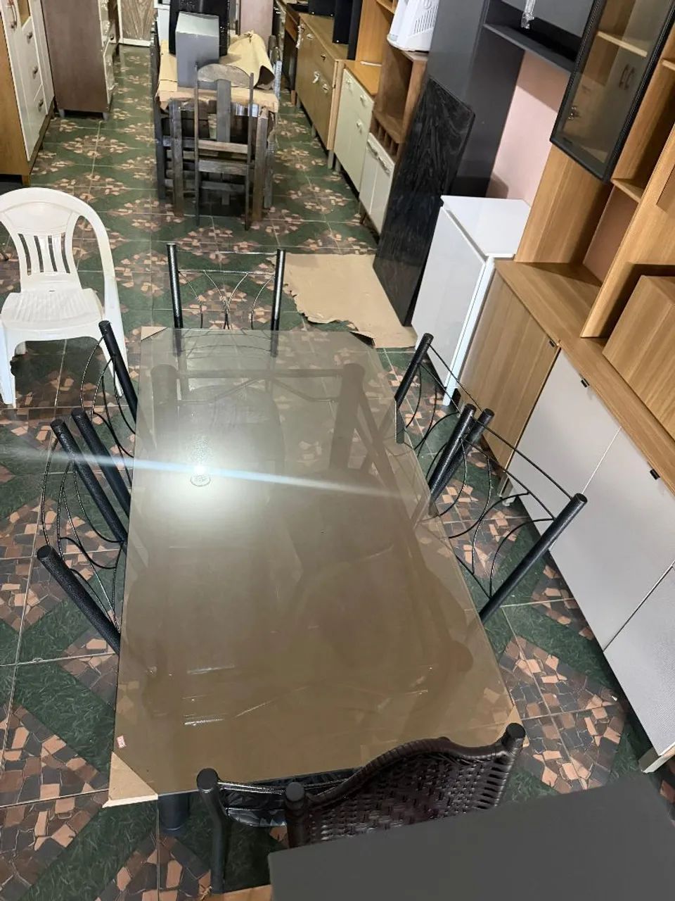 Mesa de jantar com tampo de vidro e 6 cadeiras nova  - Foto 3