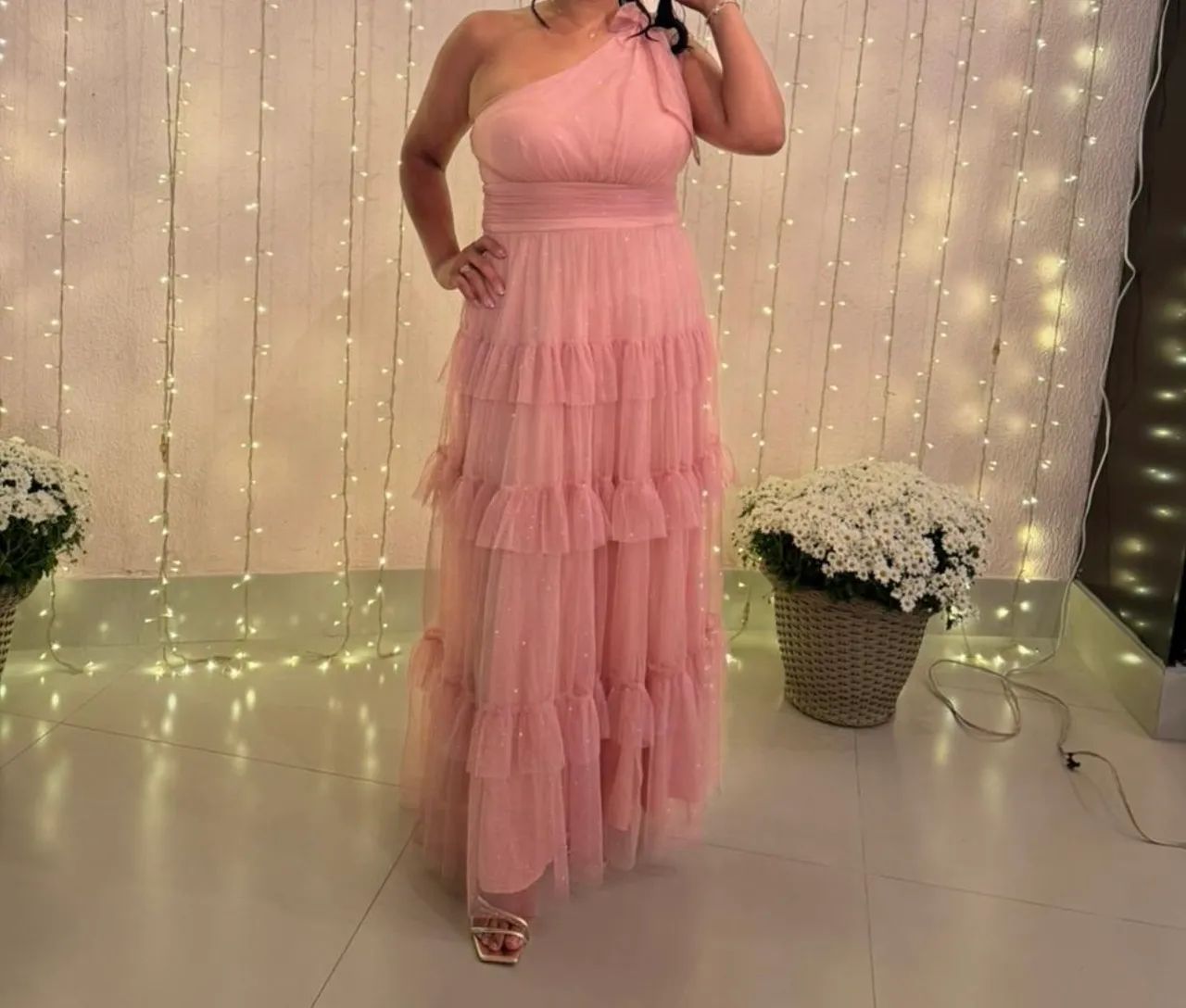 Vestido na cor rosê, com brilho , e amarração no ombro - Foto 2