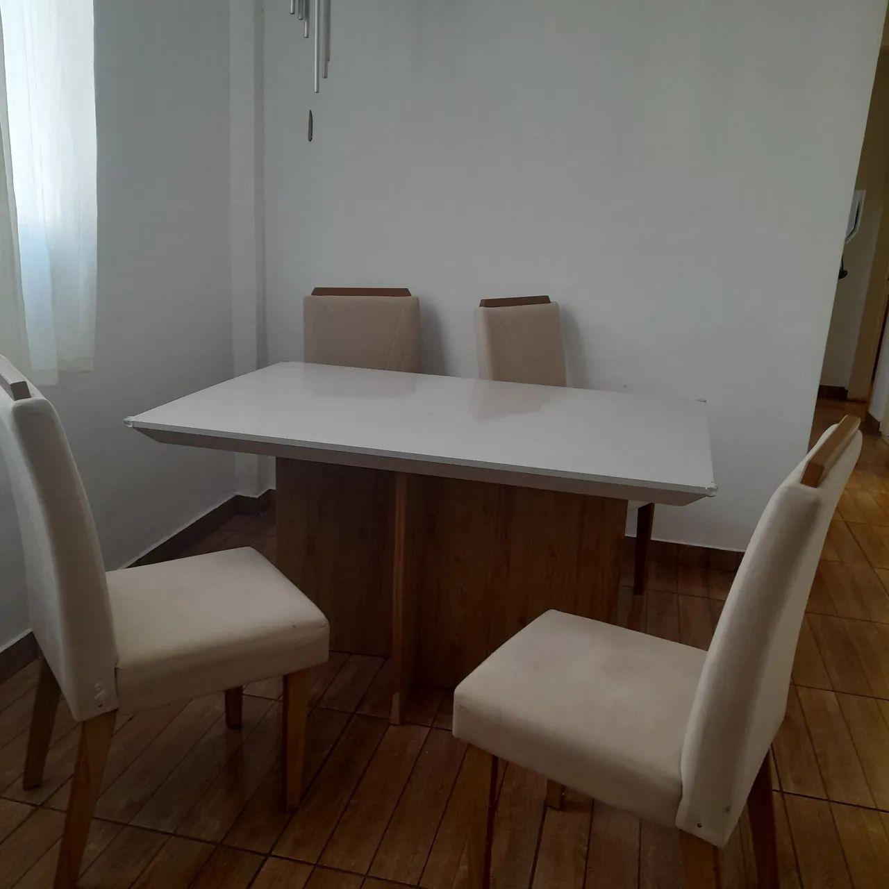 Mesa com quatro cadeiras - Foto 3