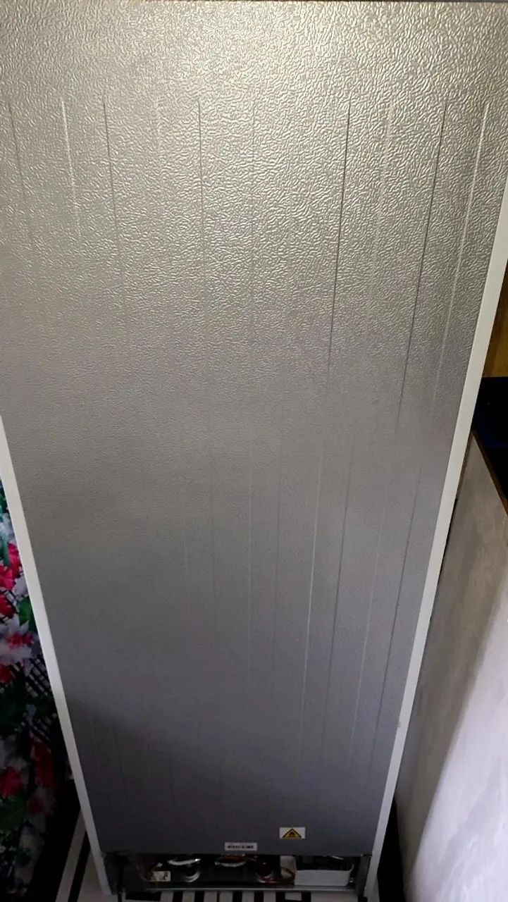 Estou vendo uma geladeira da marca Midea nova com nota  - Foto 2