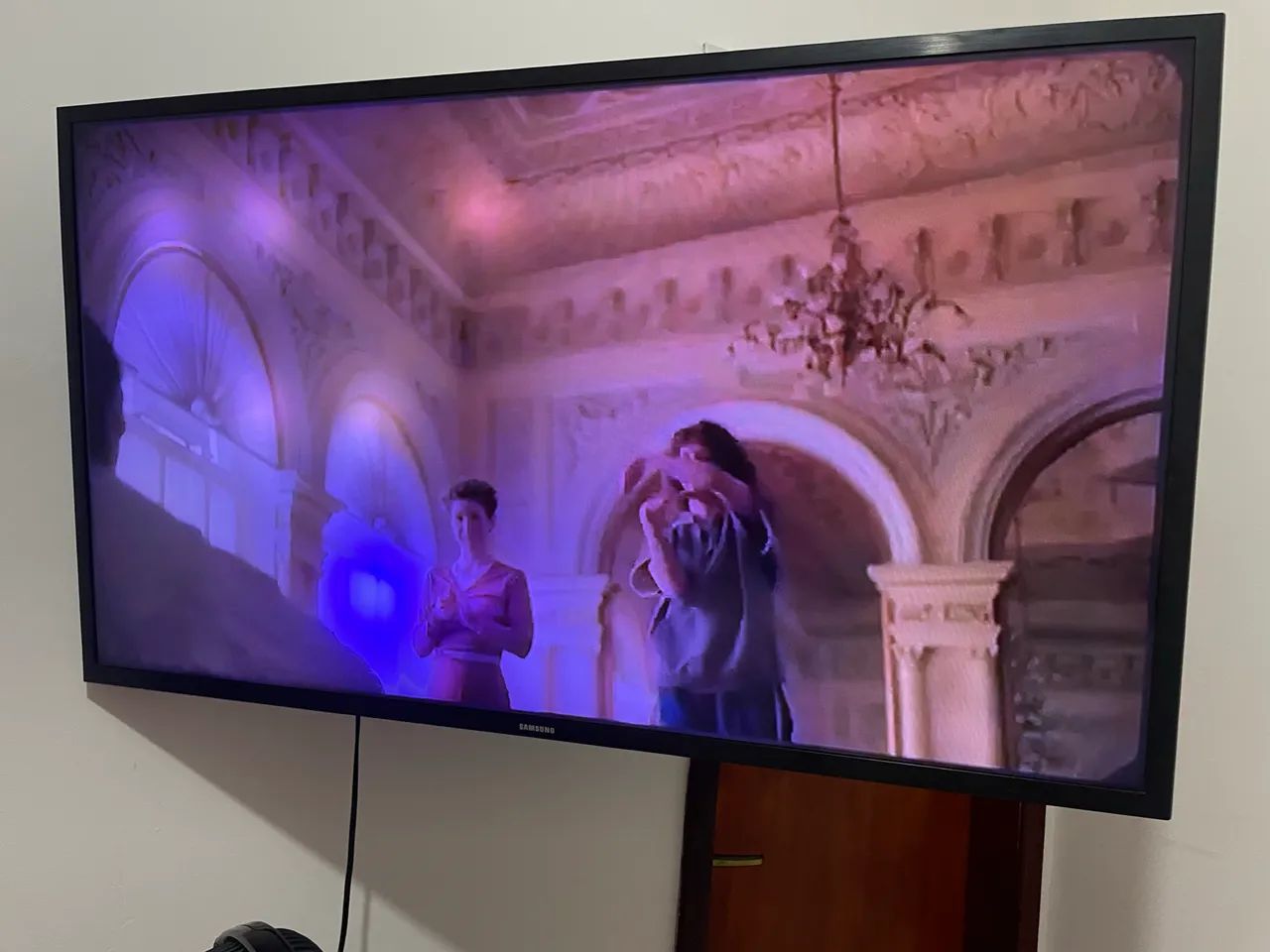 Vendo TV de 40 polegadas com manchas. 