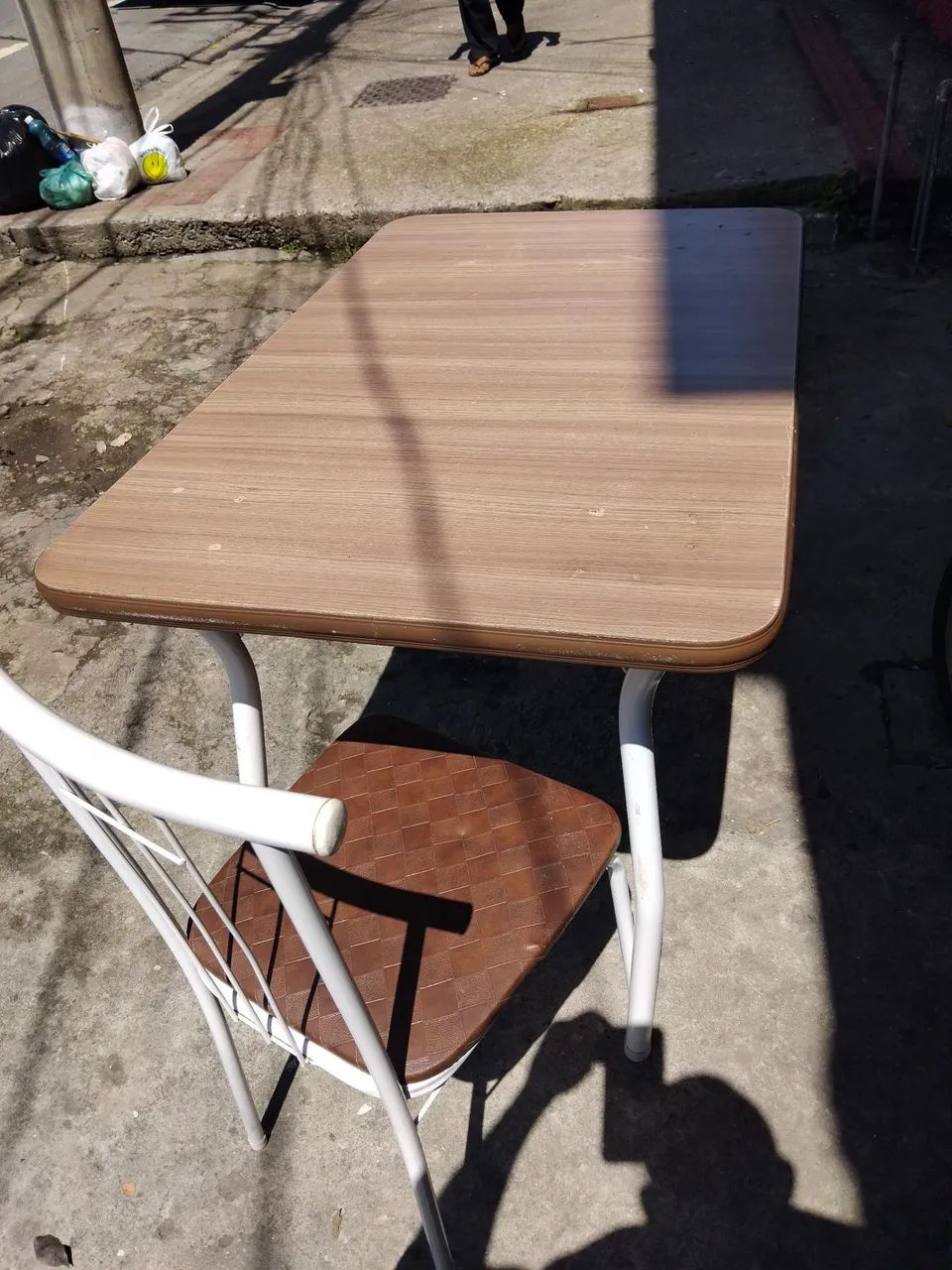 Mesa simples com uma cadeira