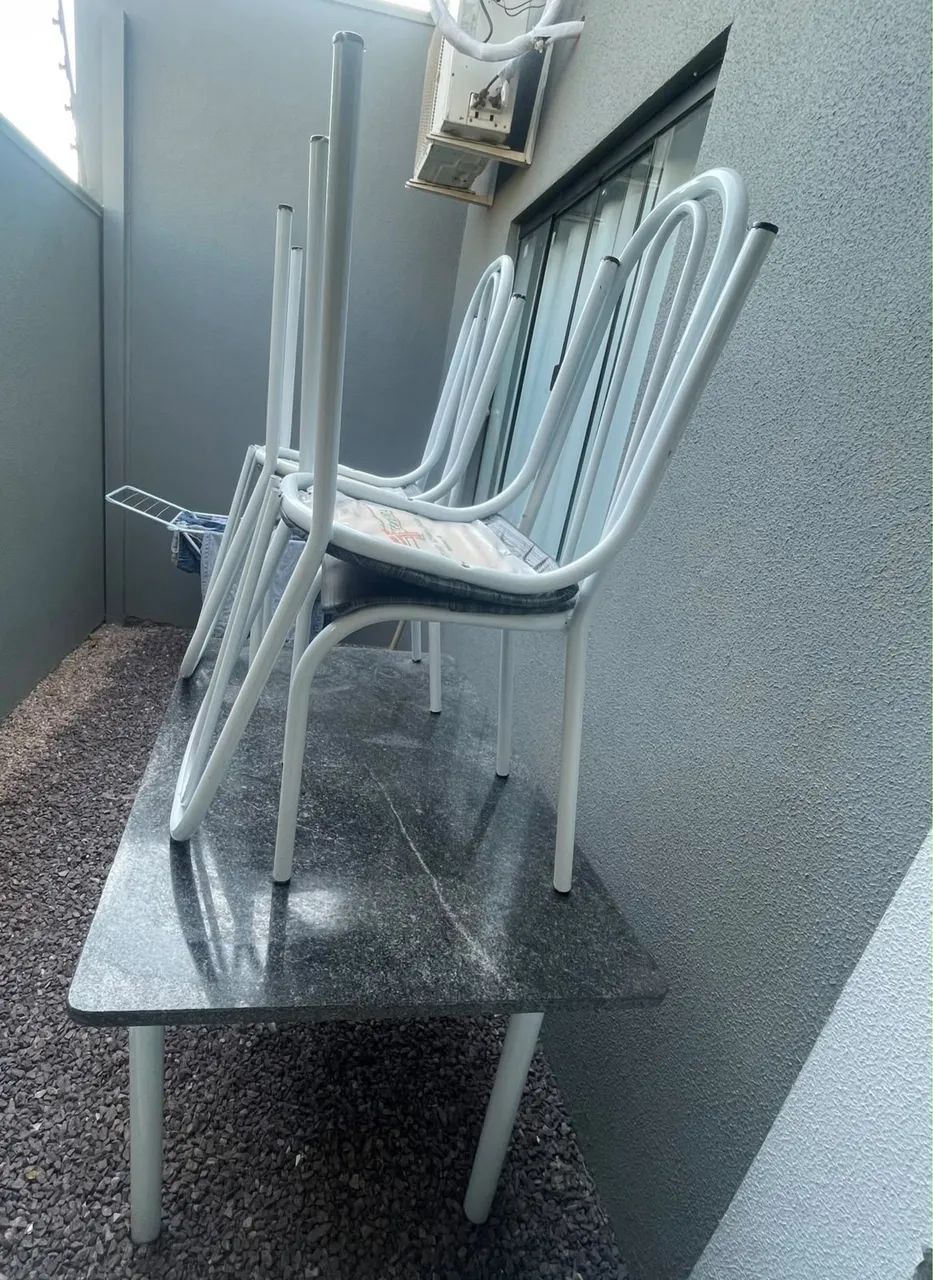 Vendo mesa de mármore com 04 cadeiras  - Foto 2