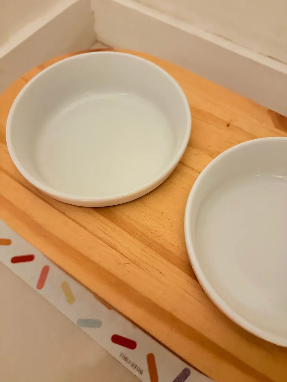 Comedouro pet porcelana e madeira - Foto 2