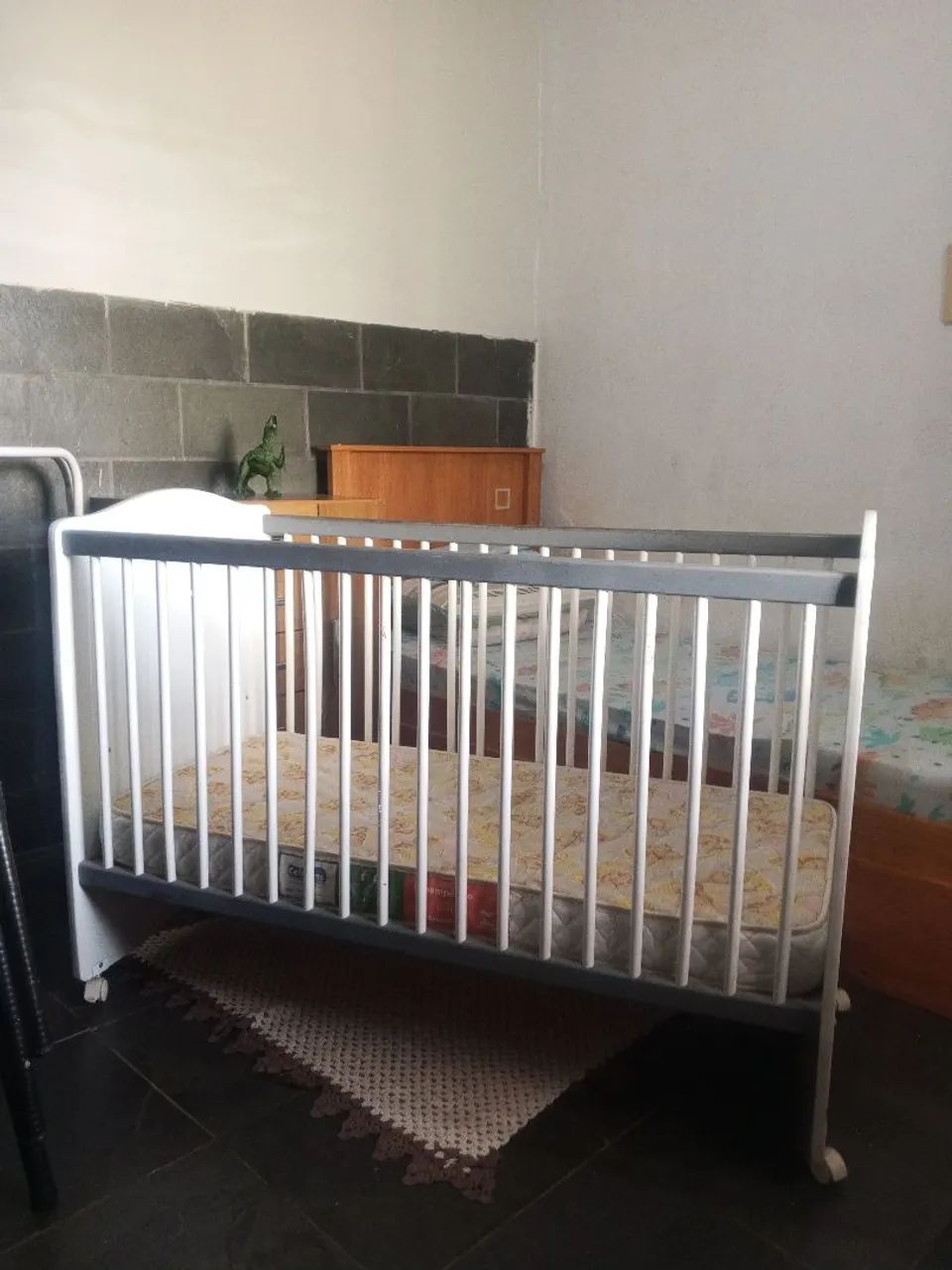 Berço com colchão 
