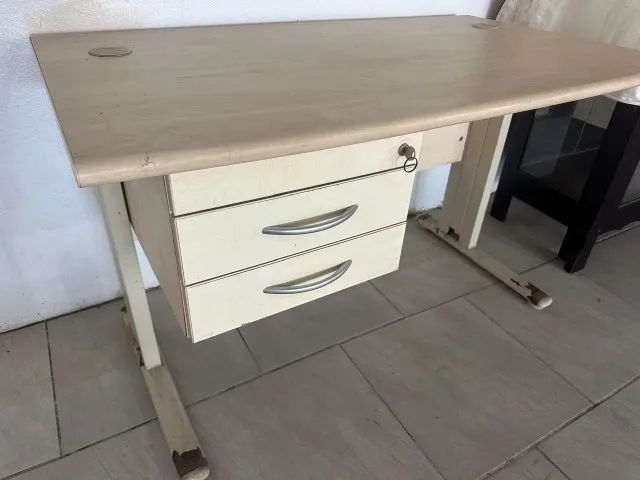 Mesa de Escritório em MDF e Metal (Com Chave)