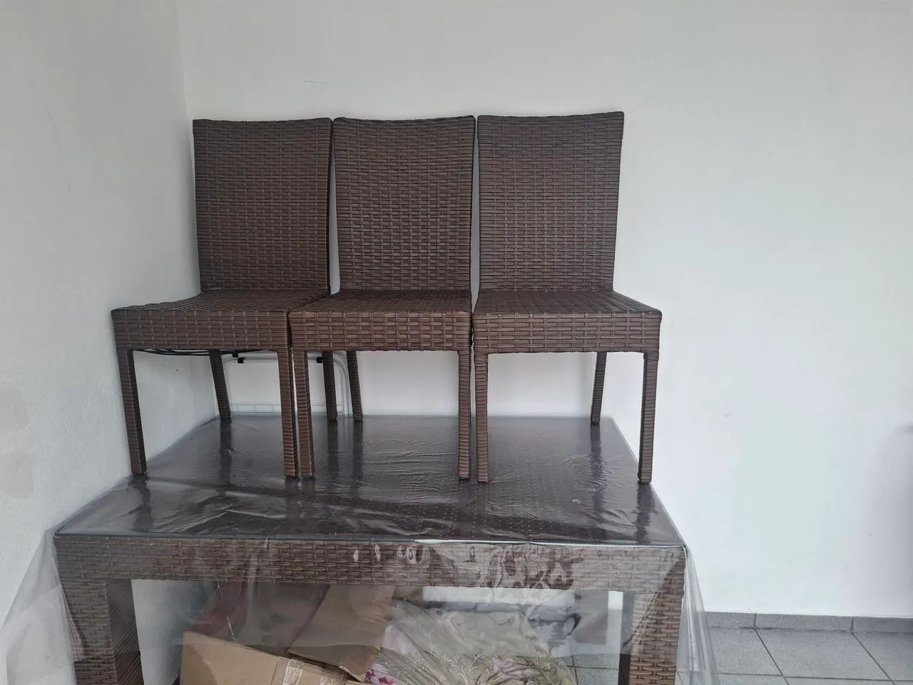 Mesa moderna com 3 cadeiras... obs: mesa com tampão de vidro mesma medida da mesa. - Foto 4
