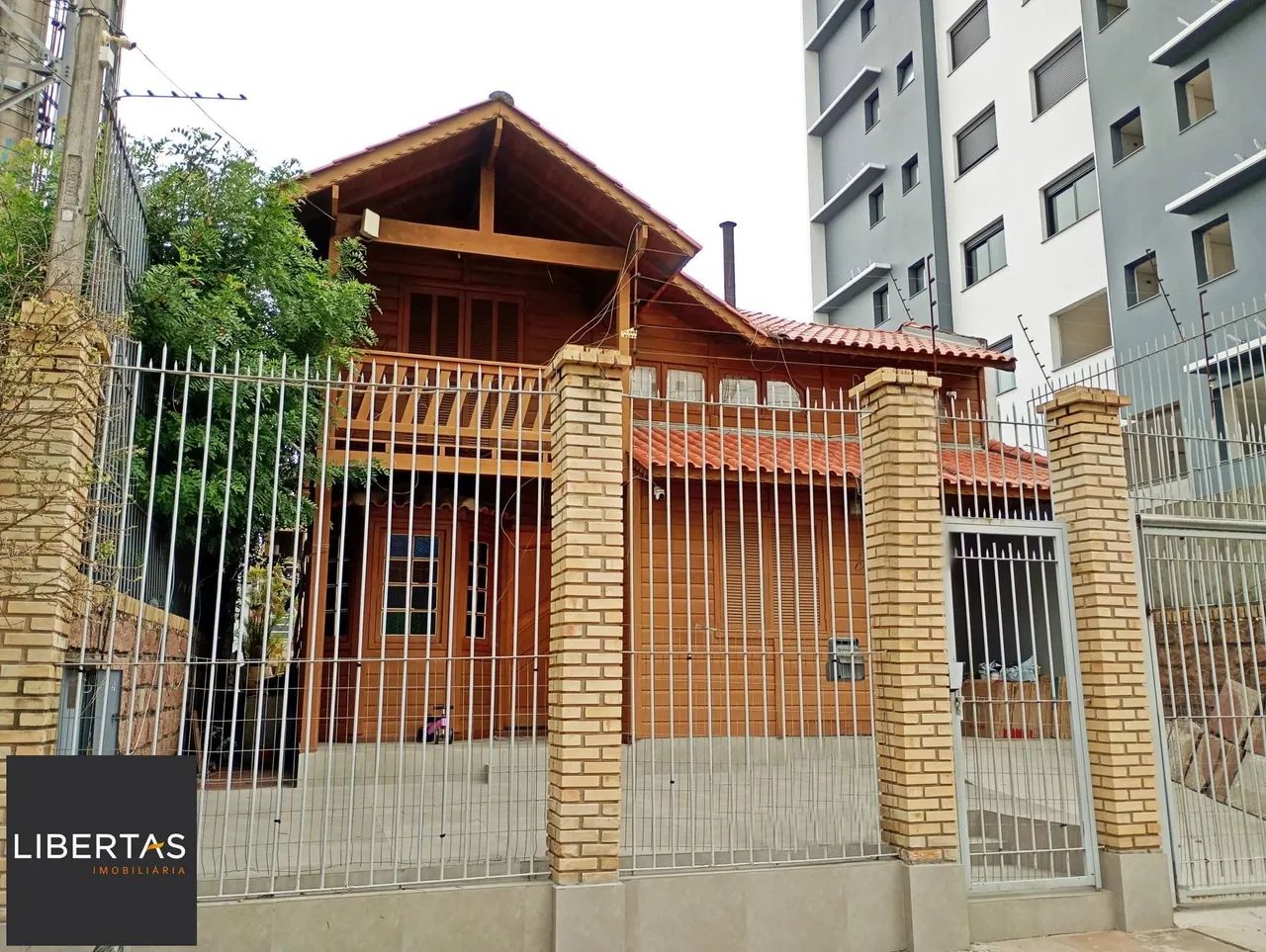 Casa com piscina e edícula