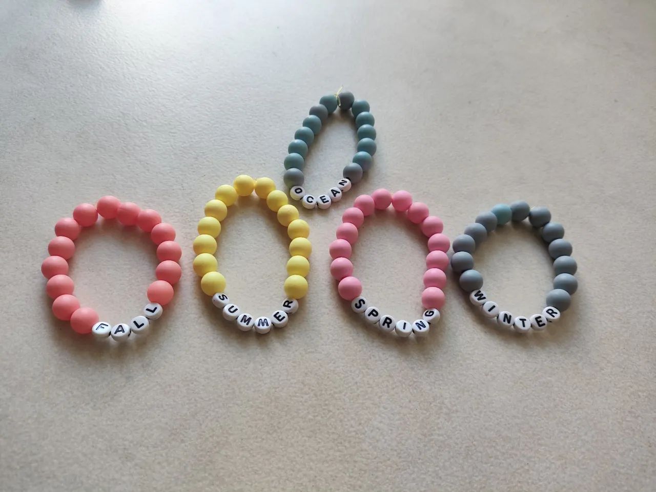 Pulseiras feitas em casa - Foto 3