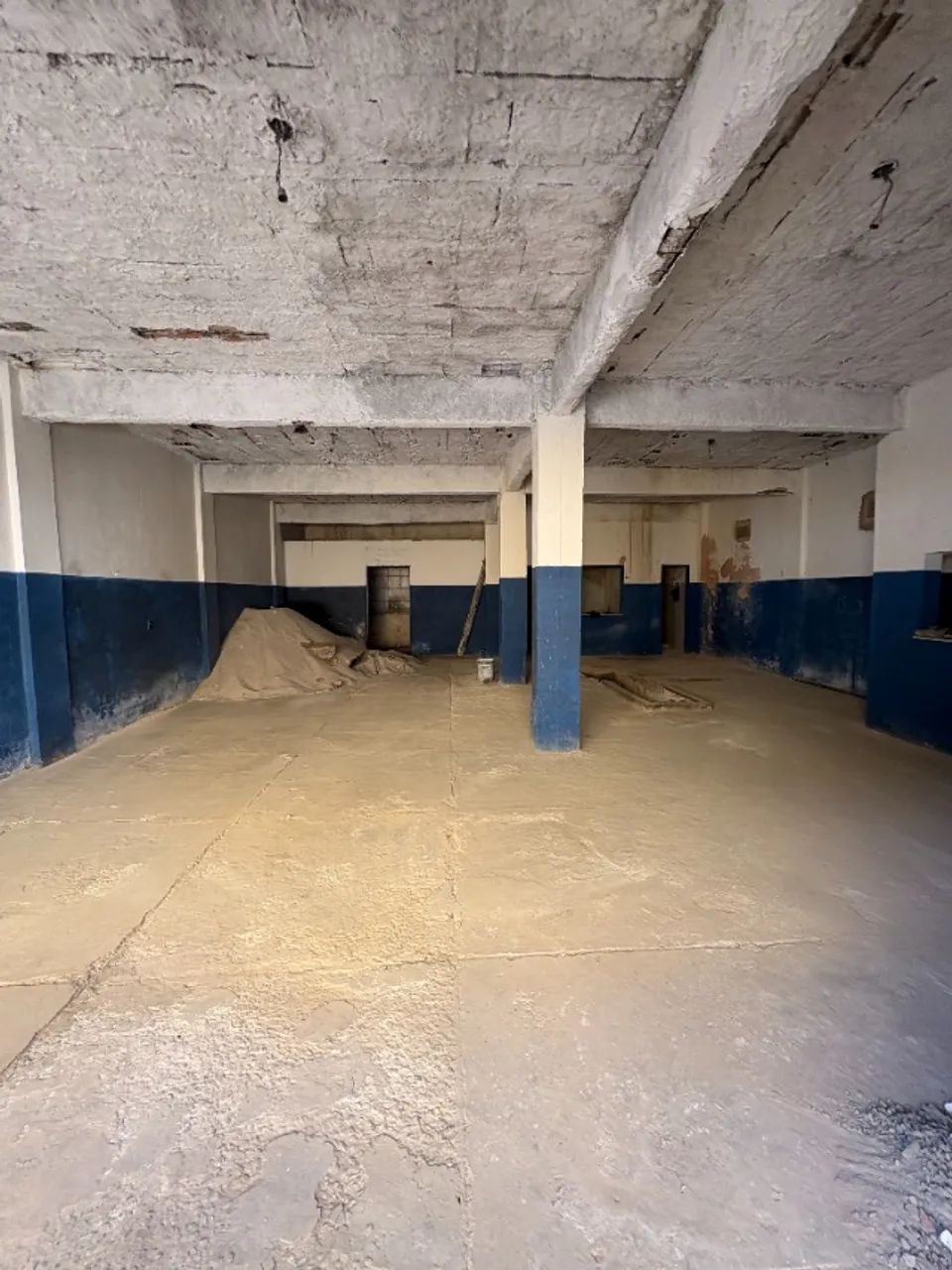 Galpão com 200m2 em Mussurunga com área de construída em cima e acesso para duas ruas