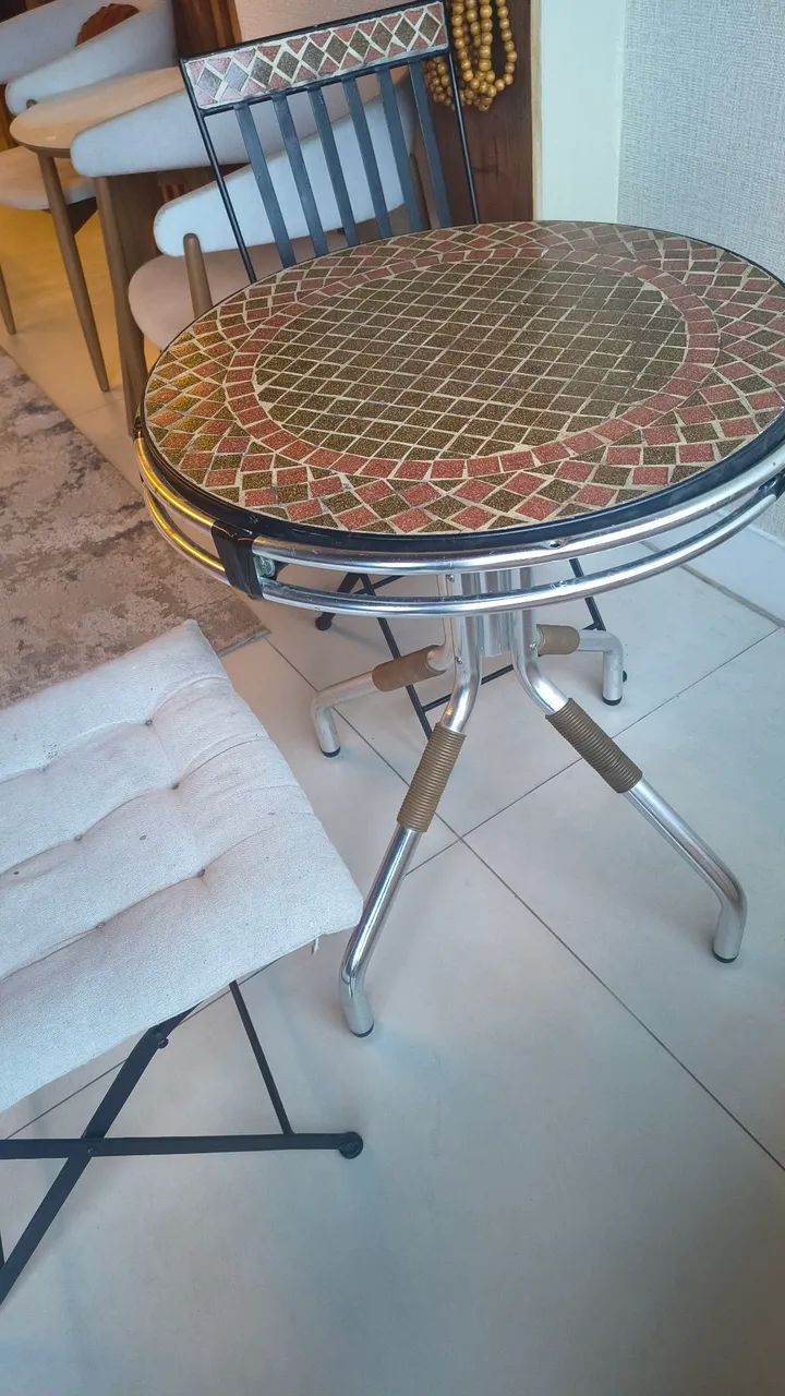 Vendo conjunto de mãezinha e cadeiras - Foto 2