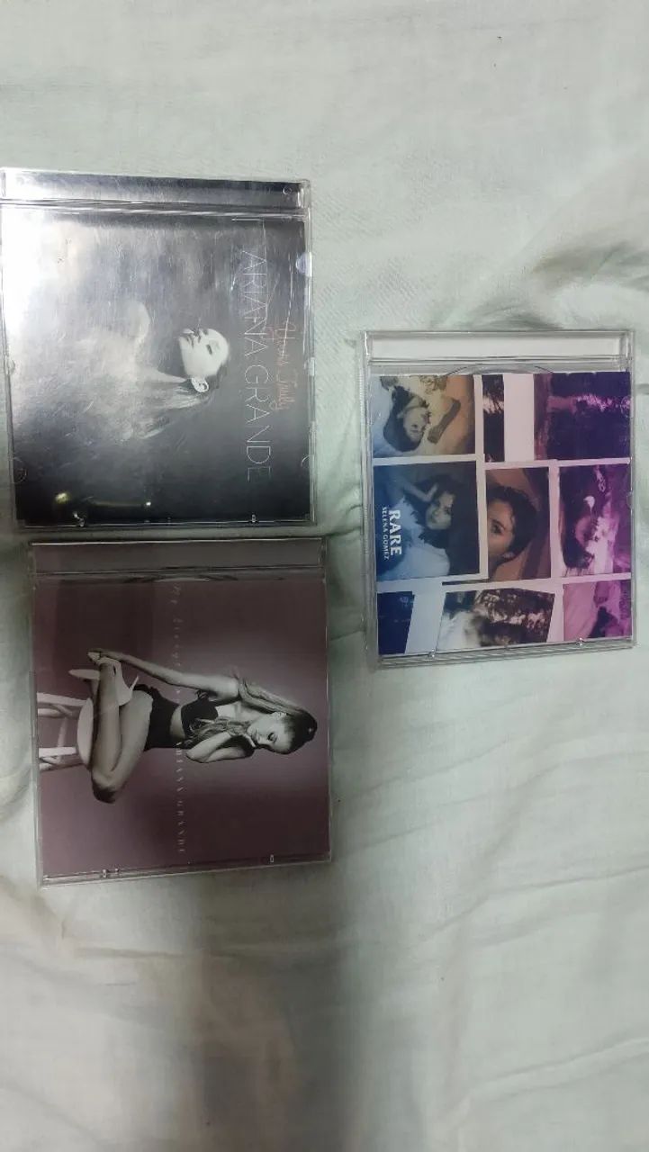2 cds ariana grande 1 cd Selena gomez
