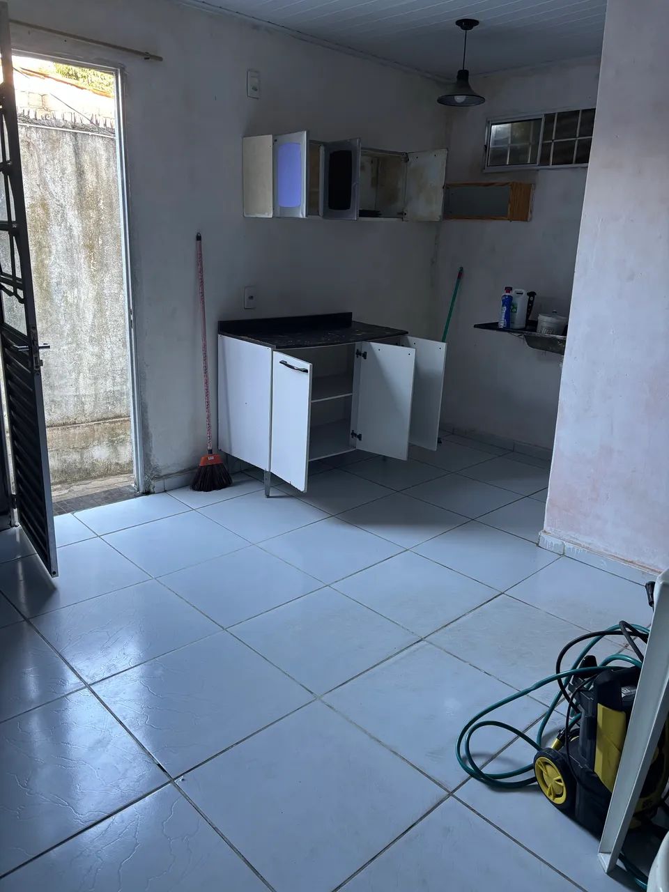 Alugo kitnet incluso água e luz para mulher 