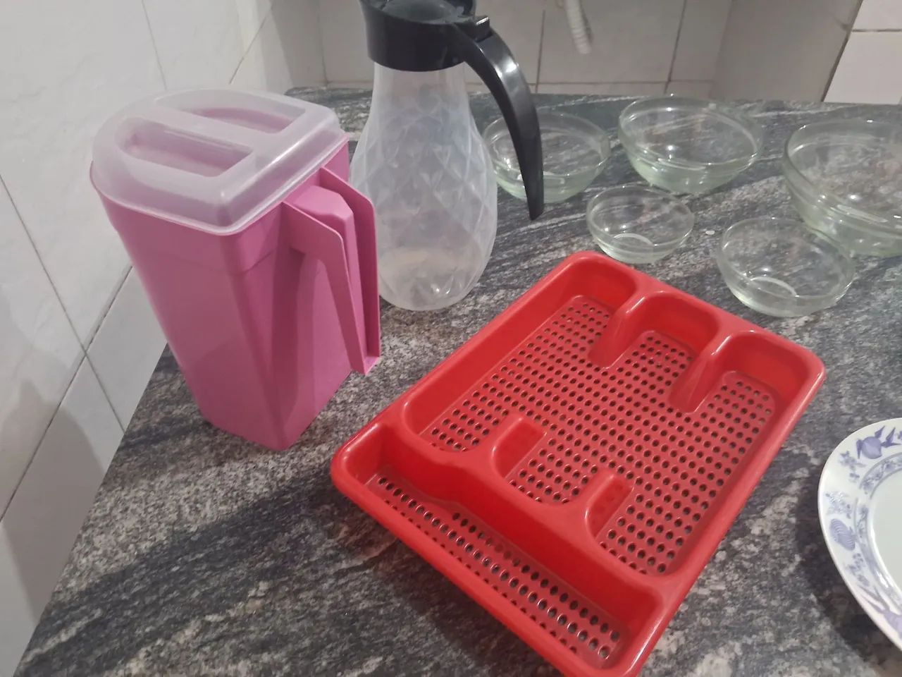 KIT COM 5 POTES, 2 JARRAS, ESCORREDOR E 2 PRATOS PEQUENOS - Foto 2