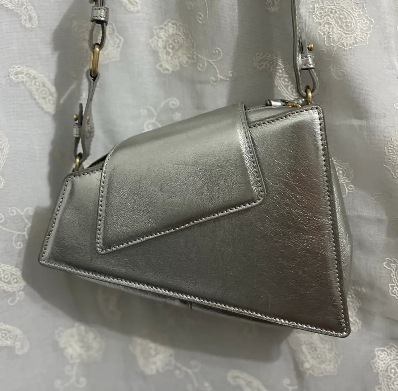 Bolsa tiracolo raia couro prata