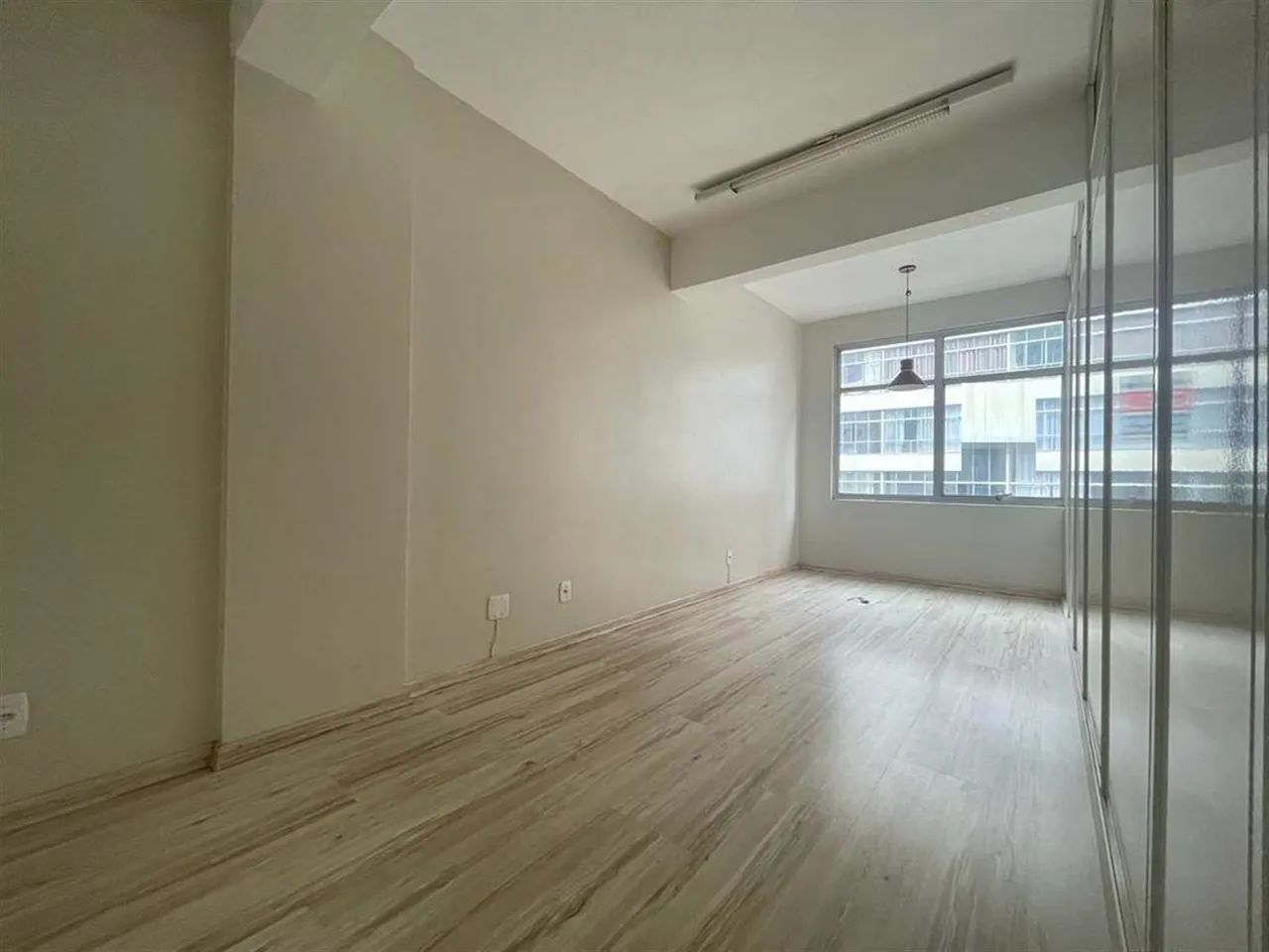 SALA COMERCIAL PARA LOCAÇÃO E VENDA NO BAIRRO CENTRO - Foto 2