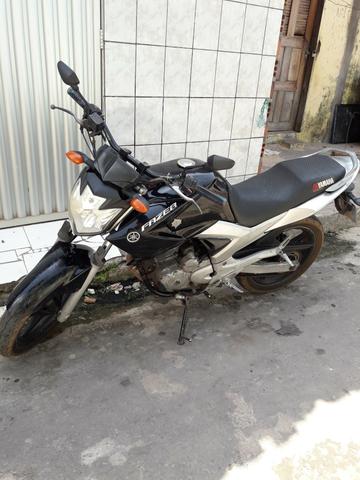 Vendo uma moto fazer 2012 por 6500 documentação em dia contato 987022348