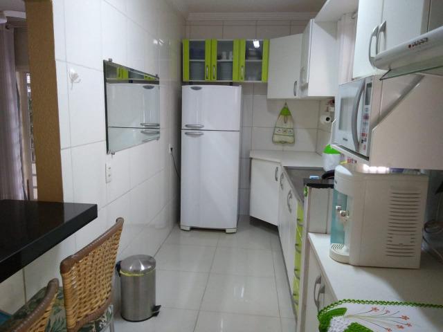 Linda casa em condomínio fechado, 3 quartos (1 suíte), com piscina - Foto 8