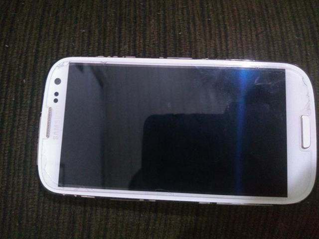 Vendo Celular S3 funcionando acompanha carregador - Foto 2