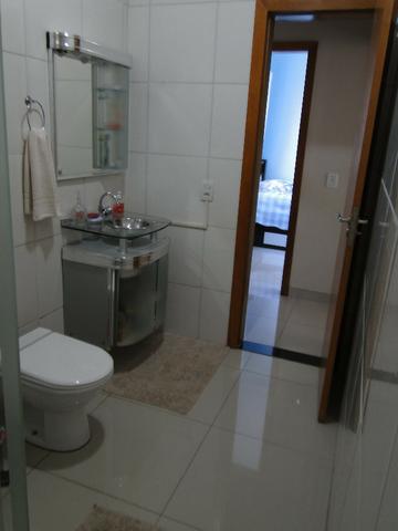 Linda casa em condomínio fechado, 3 quartos (1 suíte), com piscina - Foto 12