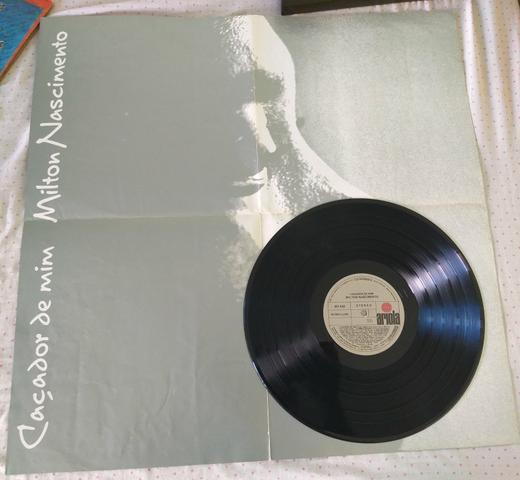 LP disco vinil Milton Nascimento Caçador de mim com pôster