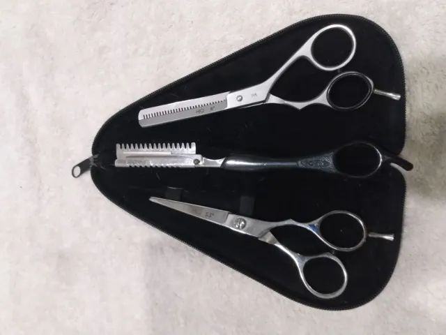 Kit Conjunto com 2 Tesouras Profissionais MQ 6 e MQ 5.5, e leva de  brinde uma Navalha - Foto 2