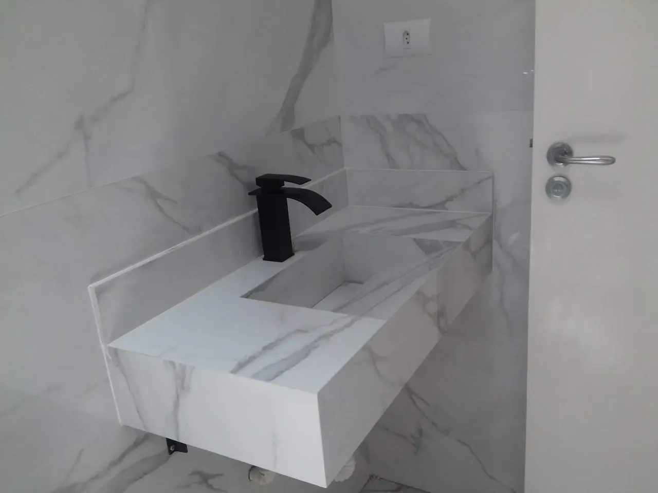 Nichos e lavatórios em porcelanato sob medida , whatsapp *