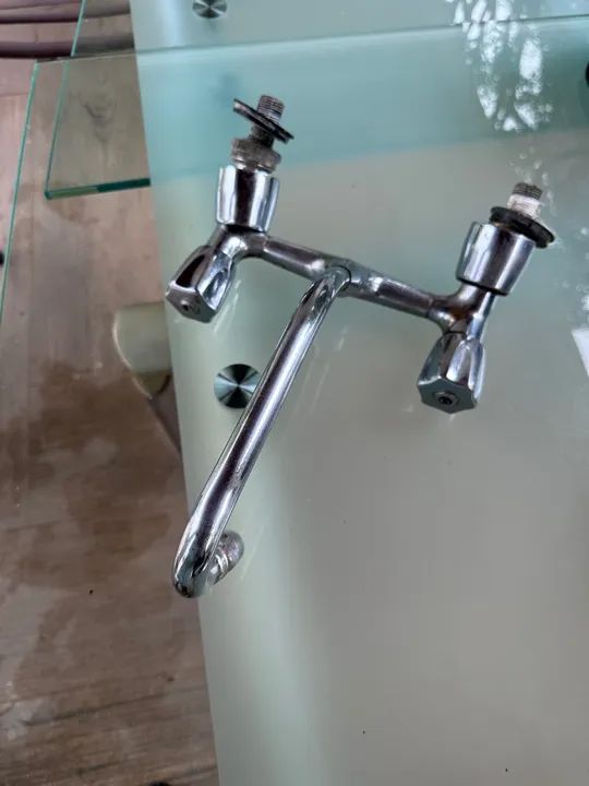 Torneira dupla de metal 