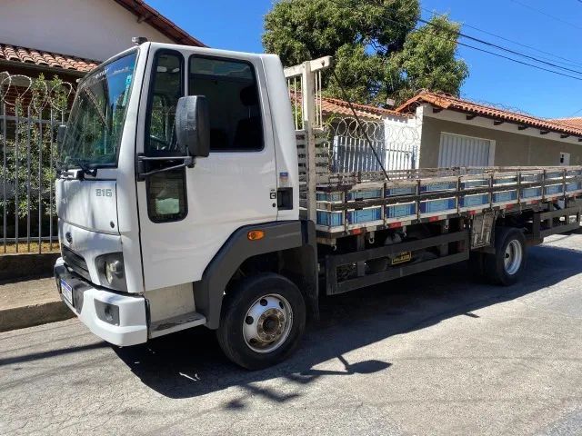 Ford Cargo 816 S 2018 com AR 151 mil km 