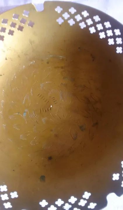 Petisqueira redonda em metal dourado indiano com bordas vazadas e desenhos em baixo relevo - Foto 5