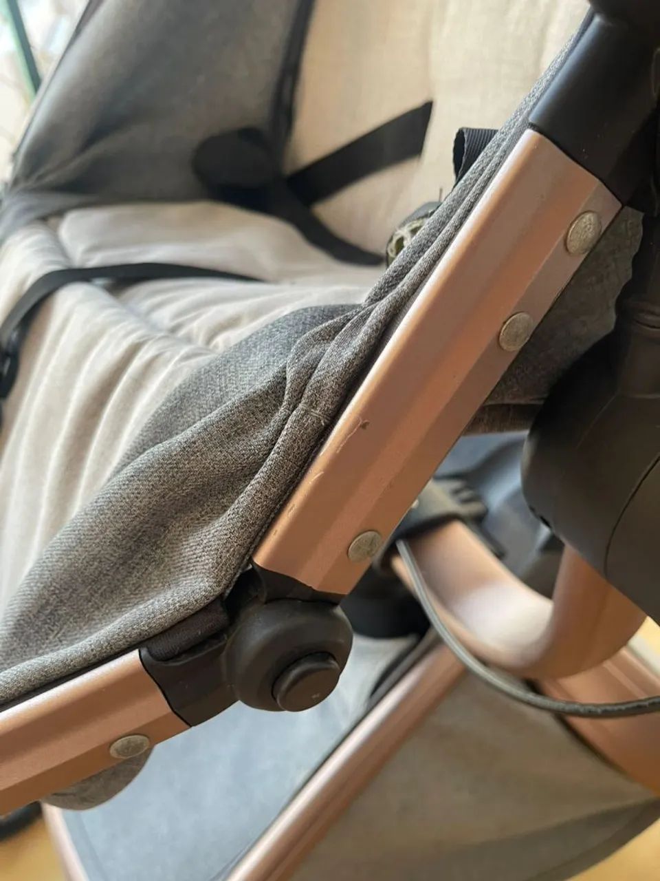 Carrinho de bebê moderno e confortável - Foto 2