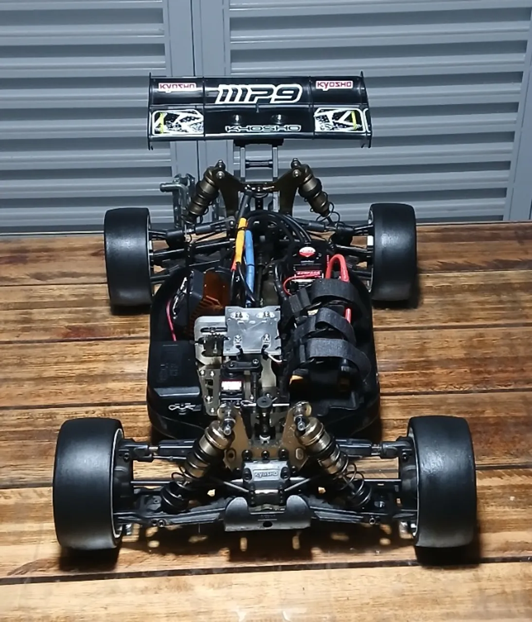 Automodelo Kyosho MP9 TKi3 Elétrico 4S 1/8 c/Rádio FS-GT3B, todos Acessórios, 2 Baterias