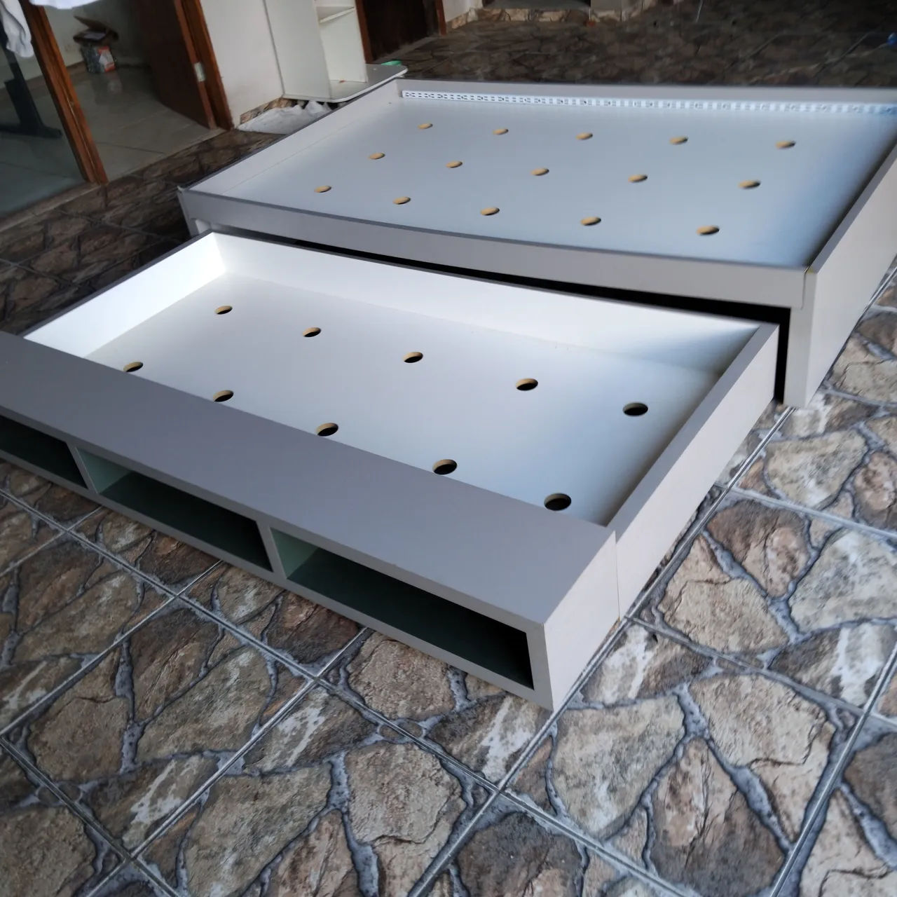 Cama Box com Gavetas e Nichos