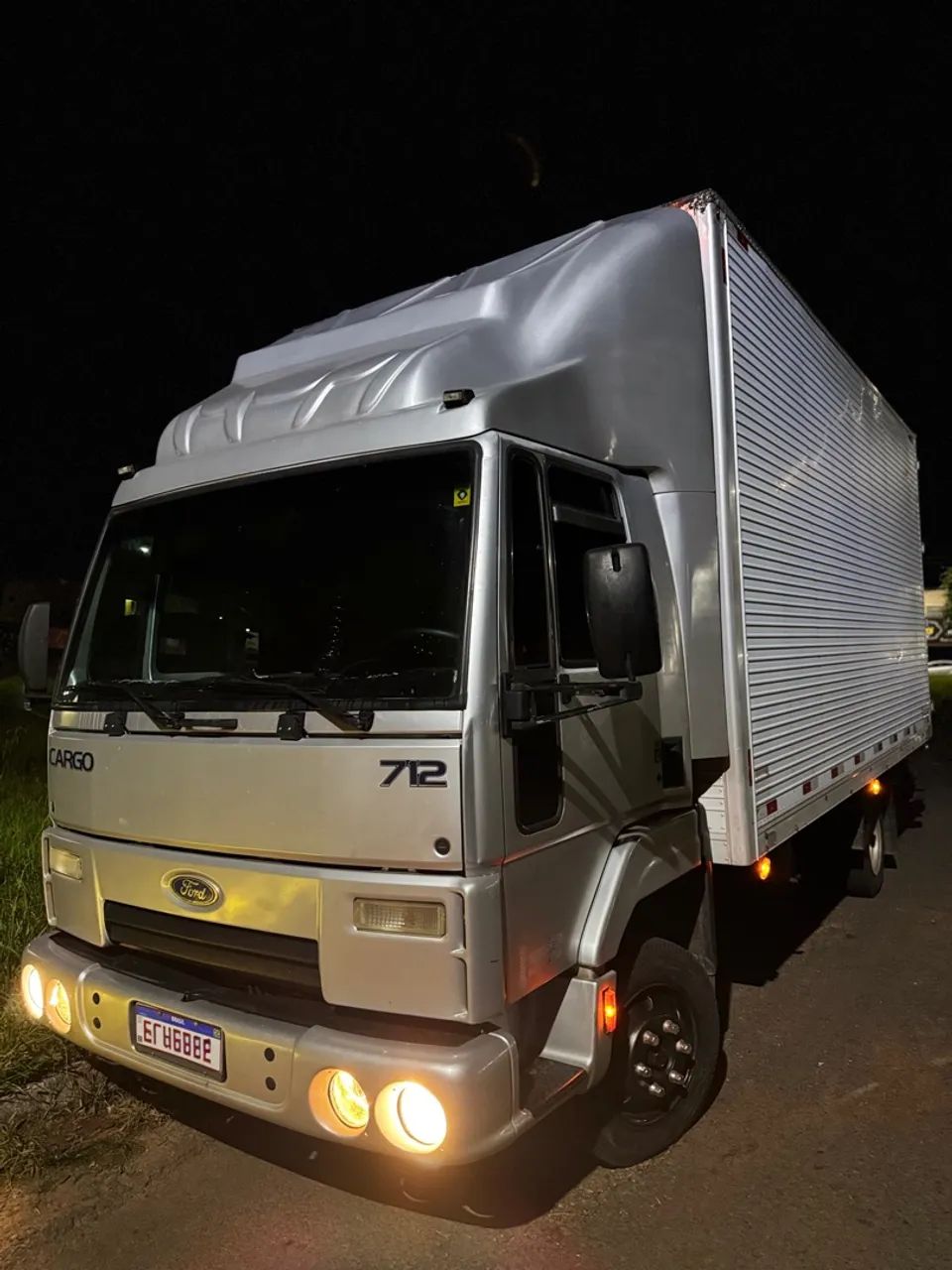 Caminhão Ford Cargo 712 Baú