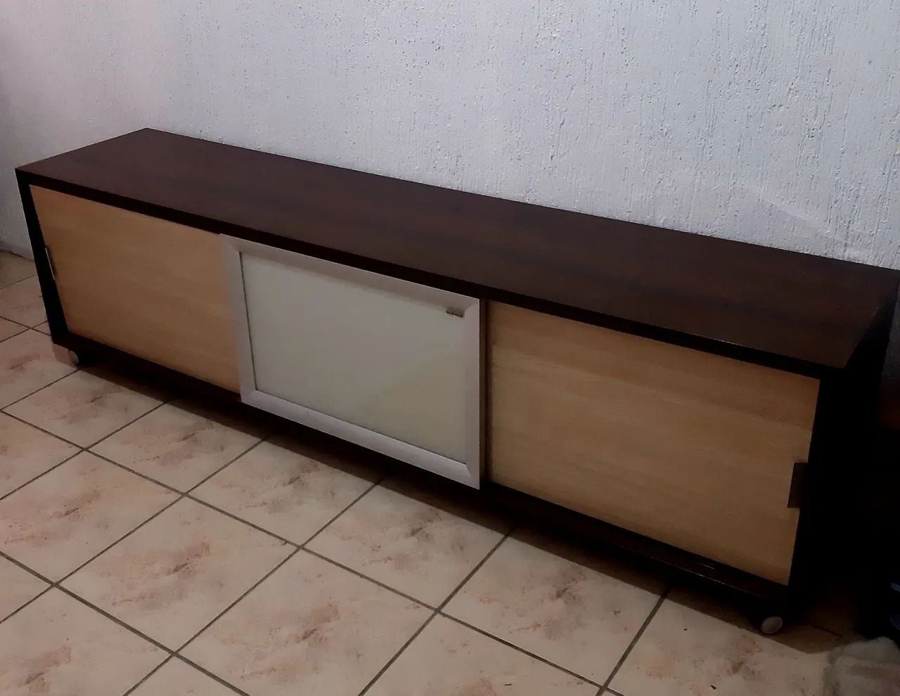 Rack para TV com portas deslizantes