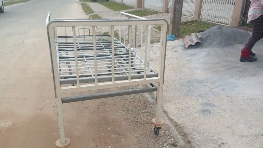 Cama hospitalar usada com marcas de uso funcionando