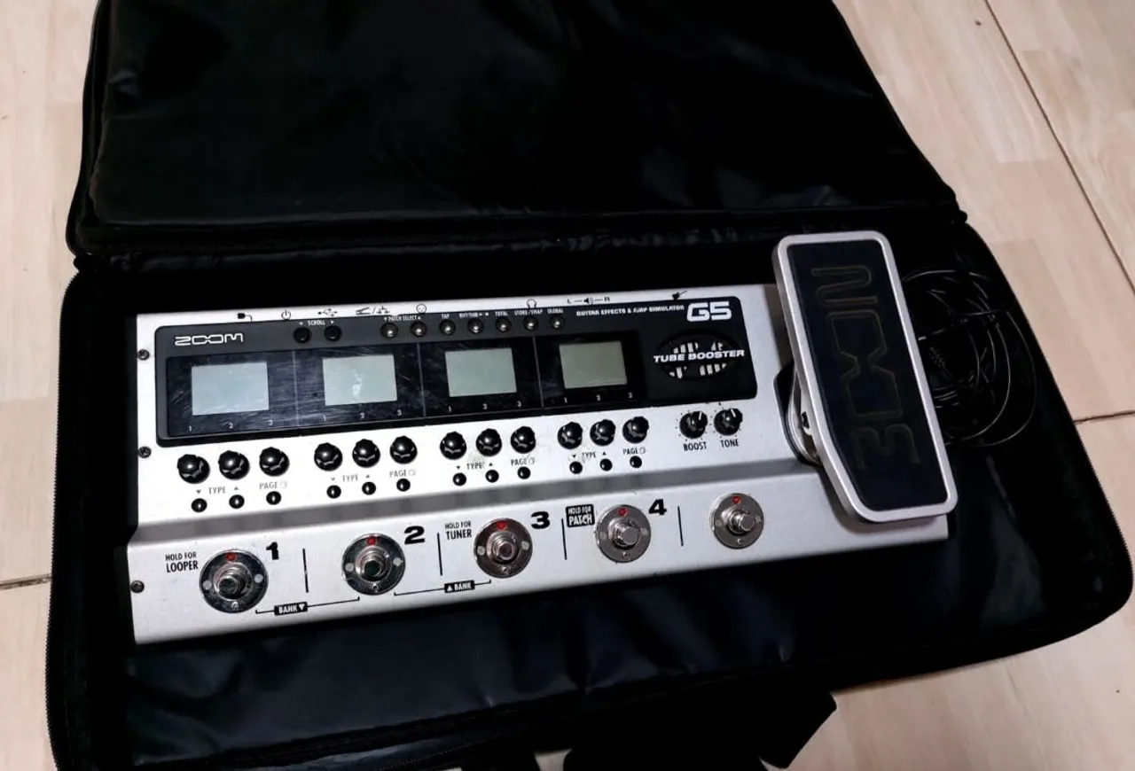 Pedaleira Zoom G5 Tube Booster Guitar Effects & Amp Simulator