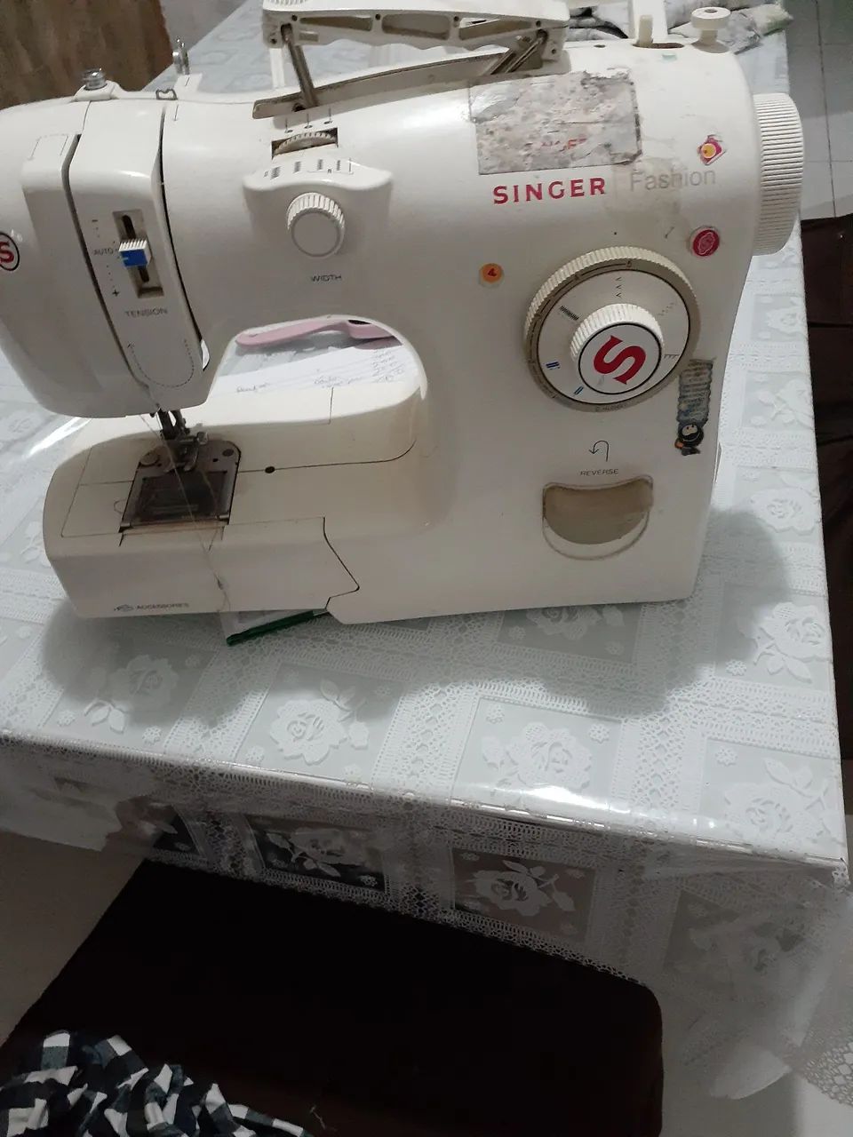 VENDE-MÁQUINA DE COSTURA SINGER BOM ESTADO! - Foto 3