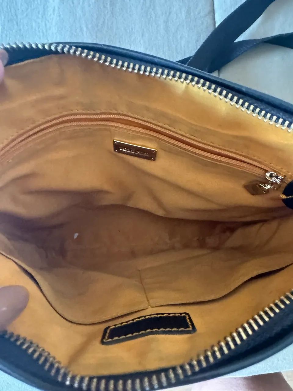 Bolsa Victor Hugo Transversal Preta - Original e em Ótimo Estado - Foto 3