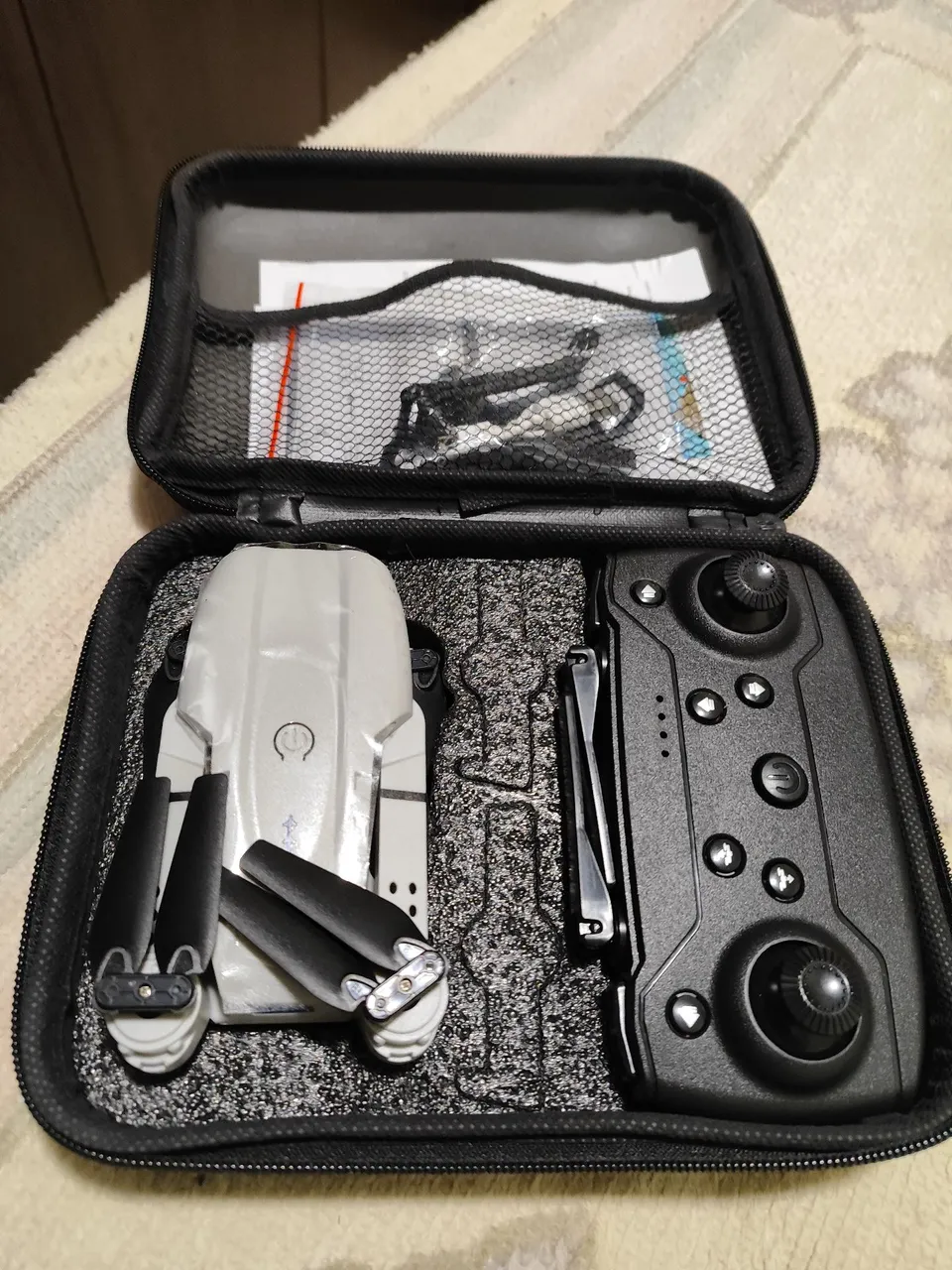Drone Compacto com Controle Remoto - Perfeito para Iniciantes!