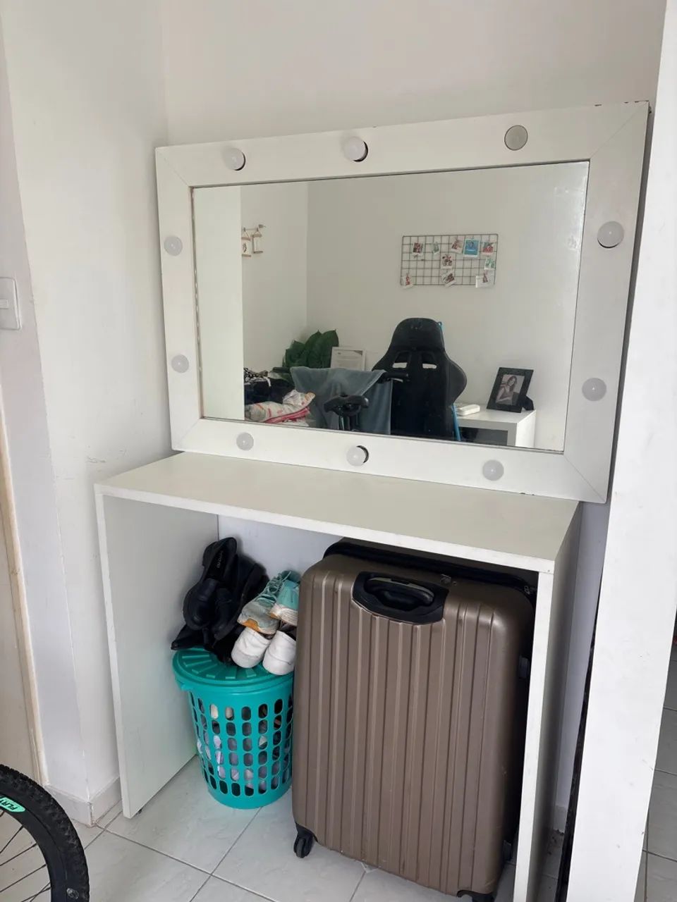 Penteadeira com espelho e luzes