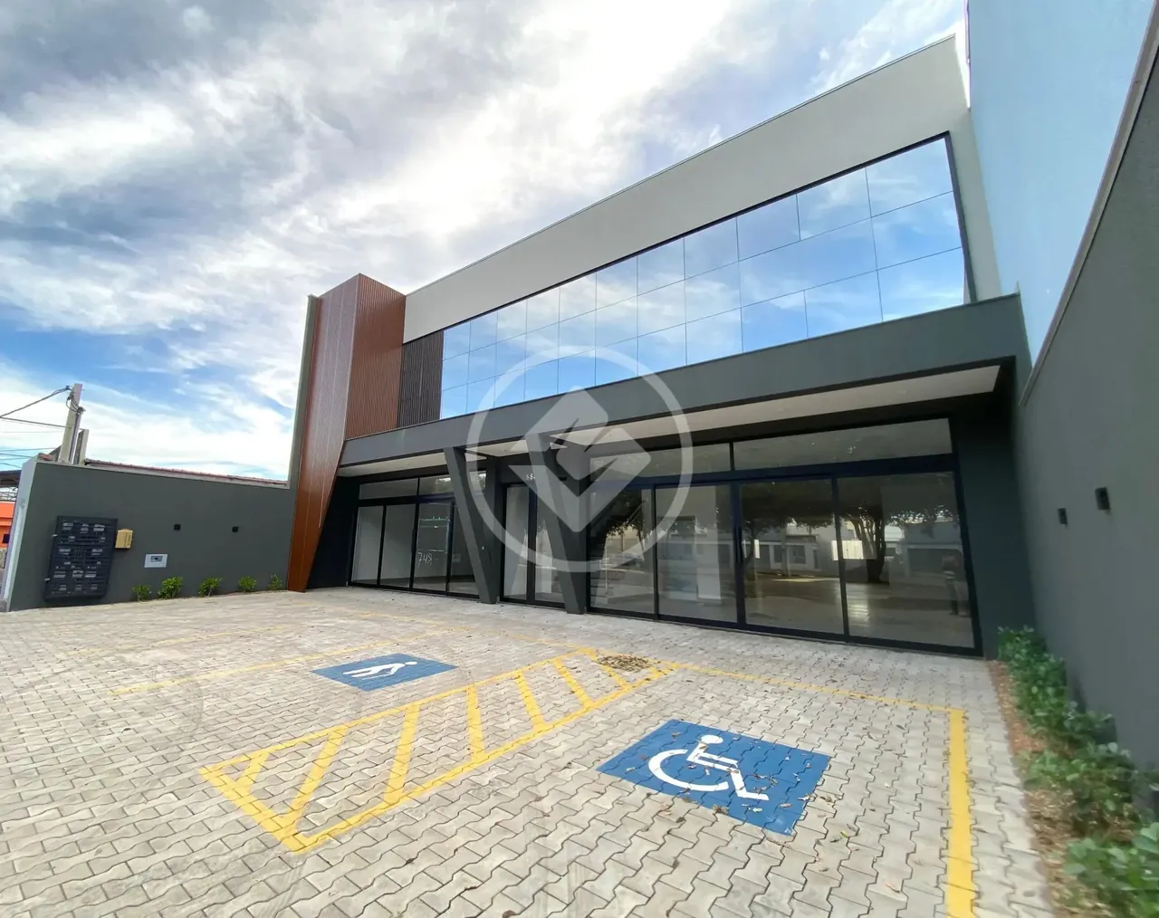 PRÉDIO COMERCIAL 748 M², ELEVADOR, 8 BANHEIROS AVENIDA JACARANDÁS SINOP-MT codigo: 122150