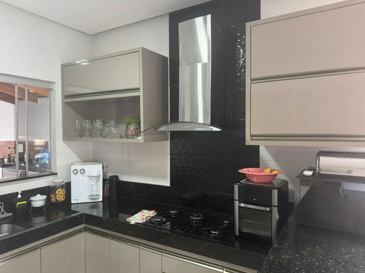 CASA COM 03 QUARTOS SENDO 01 SUITE. TERRENO COM 312M2 E 175M2 DE CONSTRUÇÃO