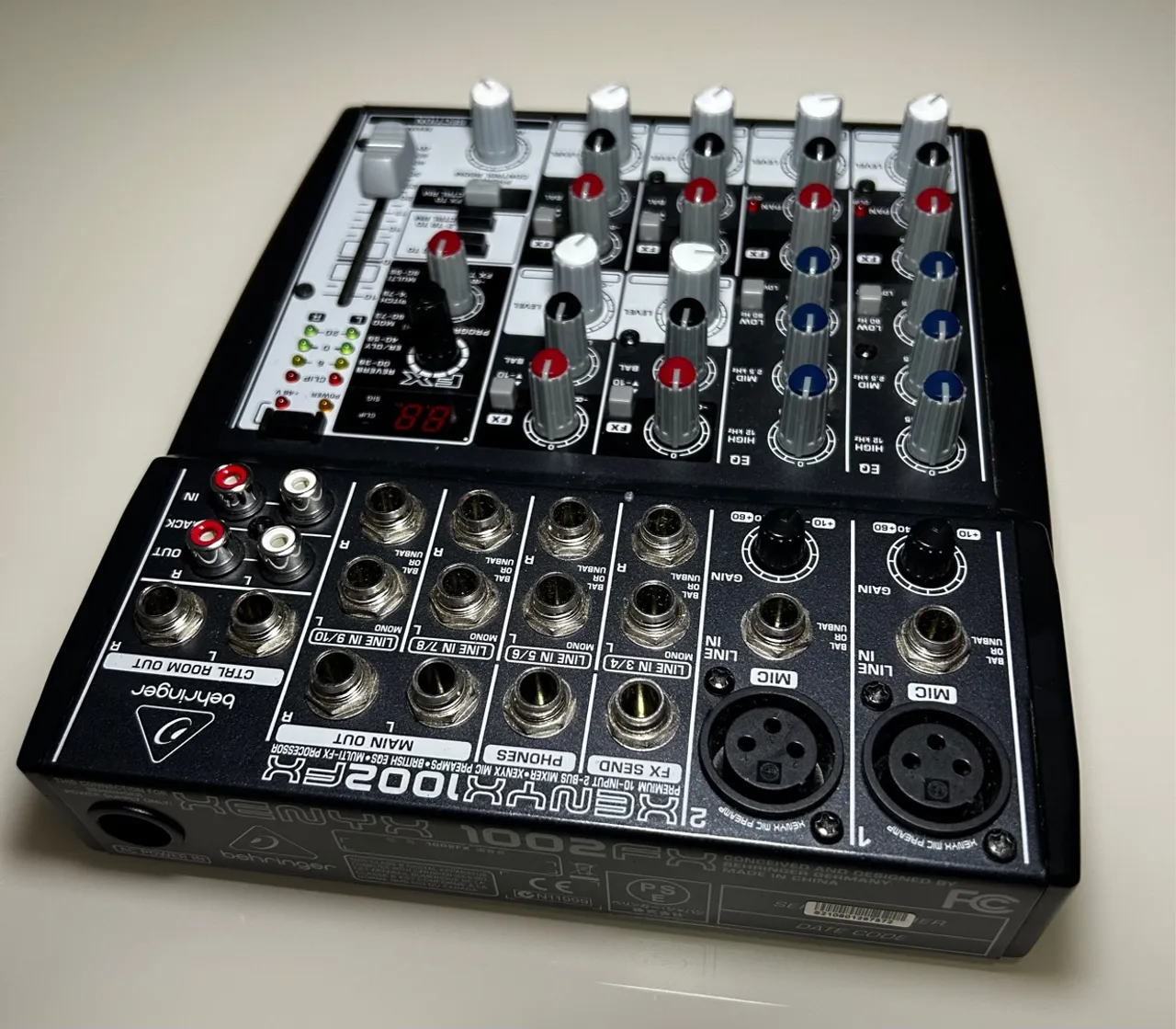 MESA DE SOM BEHRINGER XENYX1002FX