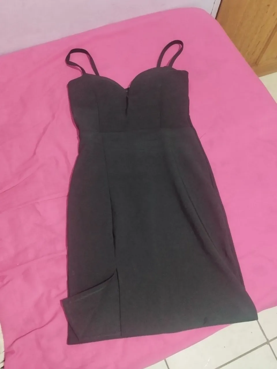 Vestido preto.