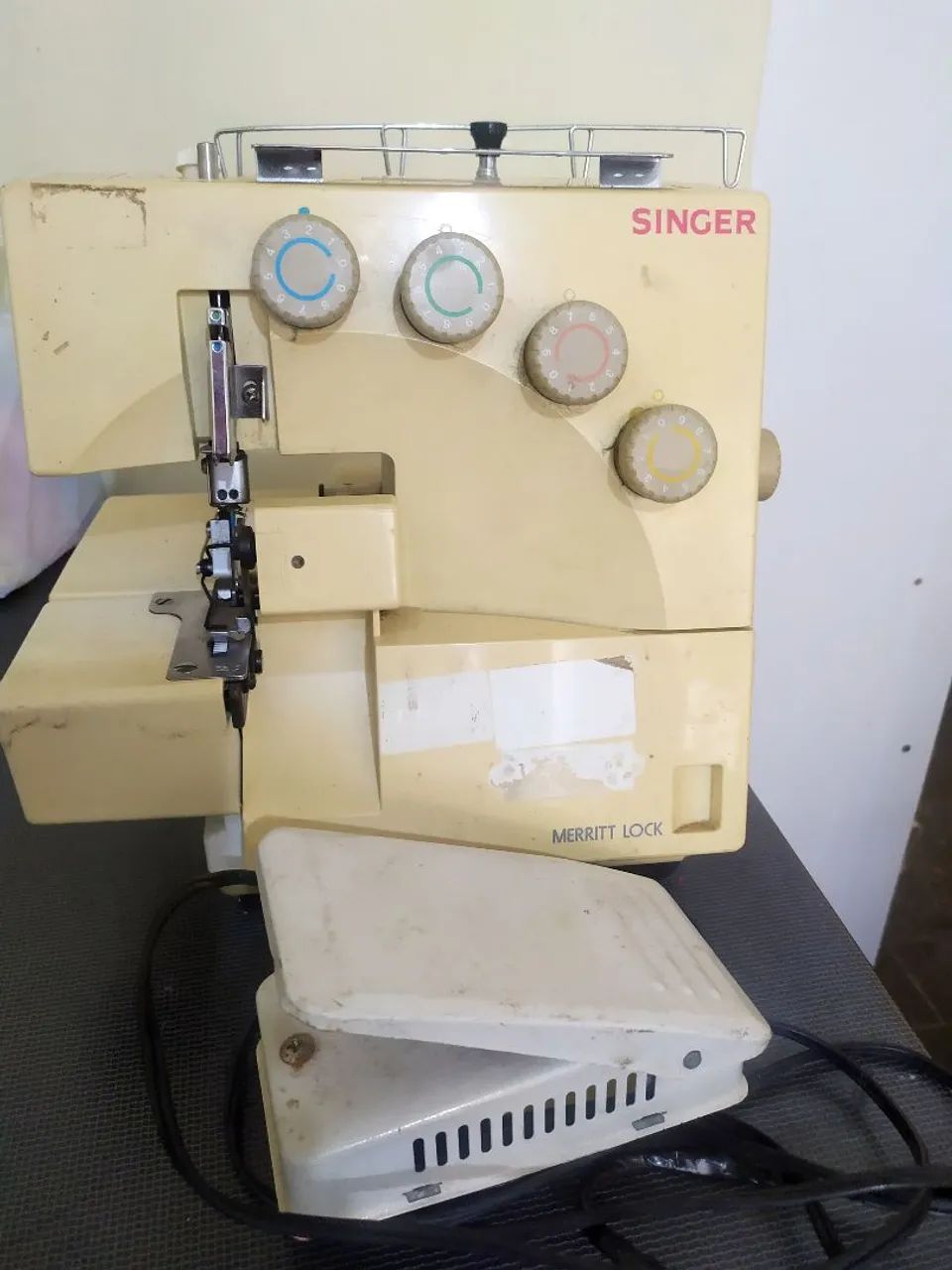 Máquina de costura overloque Singer Merritt Lock no estado 