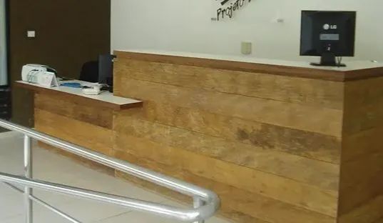 Balcão de madeira para recepção 