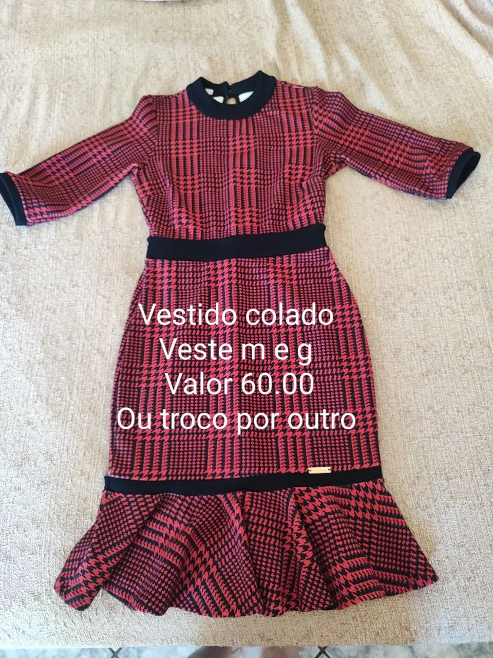 Vestido Colado Estampado Vermelho e Preto