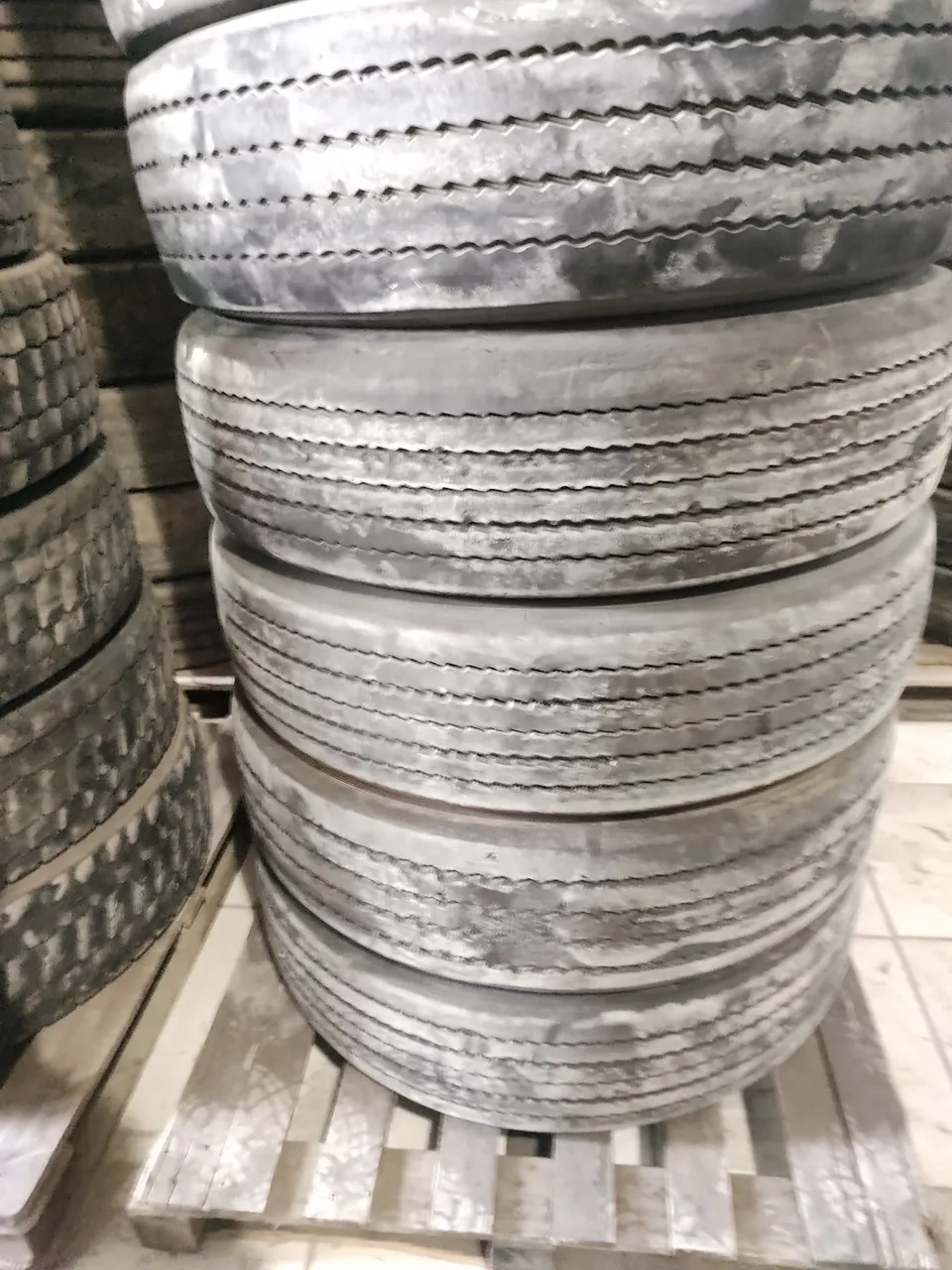 Pneus para Caminhão - Diversos Tamanhos