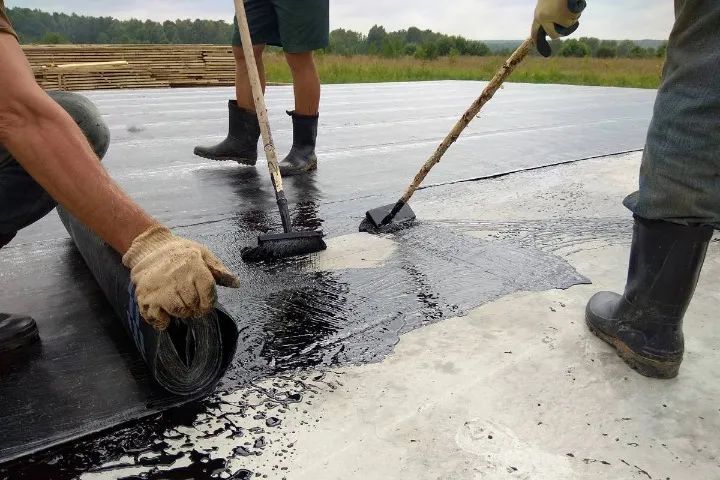 Bombonas de 50 litros com emulsão asfáltica 